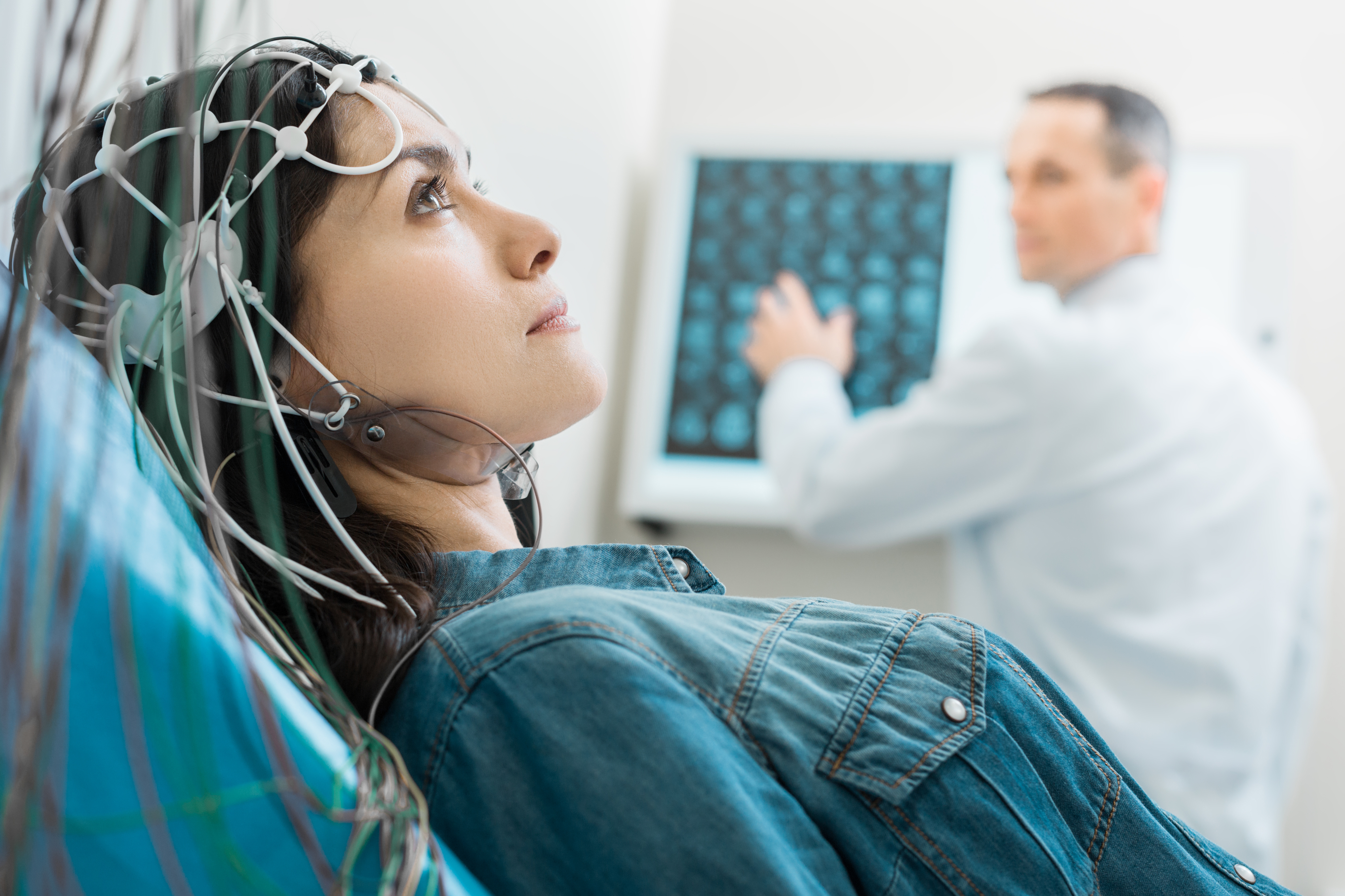 Что такое нейро. Электроэнцефалография головного мозга (ЭЭГ). EEG elektroentsefalografiya. РЭГ И ЭЭГ. Эхо головы.