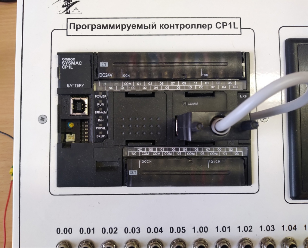 Промышленный контроллер Omron CP1L_tilda9920975.jpg