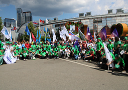 В День молодежи на ВДНХ прошло праздничное шествие 