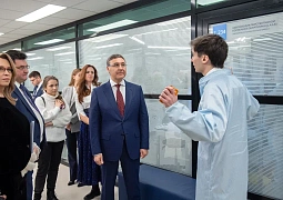 В День российского студенчества Валерий Фальков осмотрел молодежные лаборатории НИТУ МИСИС