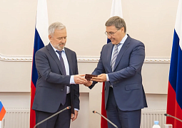 Программа мегагрантов: ведущему ученому мирового уровня Александру Голубову вручен паспорт гражданина РФ