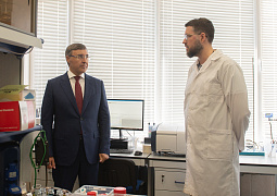 Валерий Фальков ознакомился с разработками молодых ученых Института физической химии и электрохимии РАН