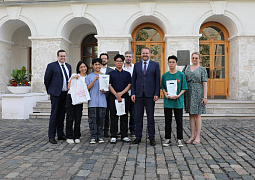 Константин Могилевский пообщался с вьетнамскими школьниками — победителями Международной олимпиады по русскому языку 