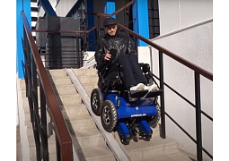 Выпускник Новосибирского государственного технического университета сделал первую в мире полноприводную инвалидную коляску-ступенькоход