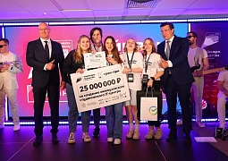Дмитрий Чернышенко вручил сертификат на 25 млн рублей победителям студенческого хакатона из Нижнего Новгорода и пригласил их на «Игры Будущего»
